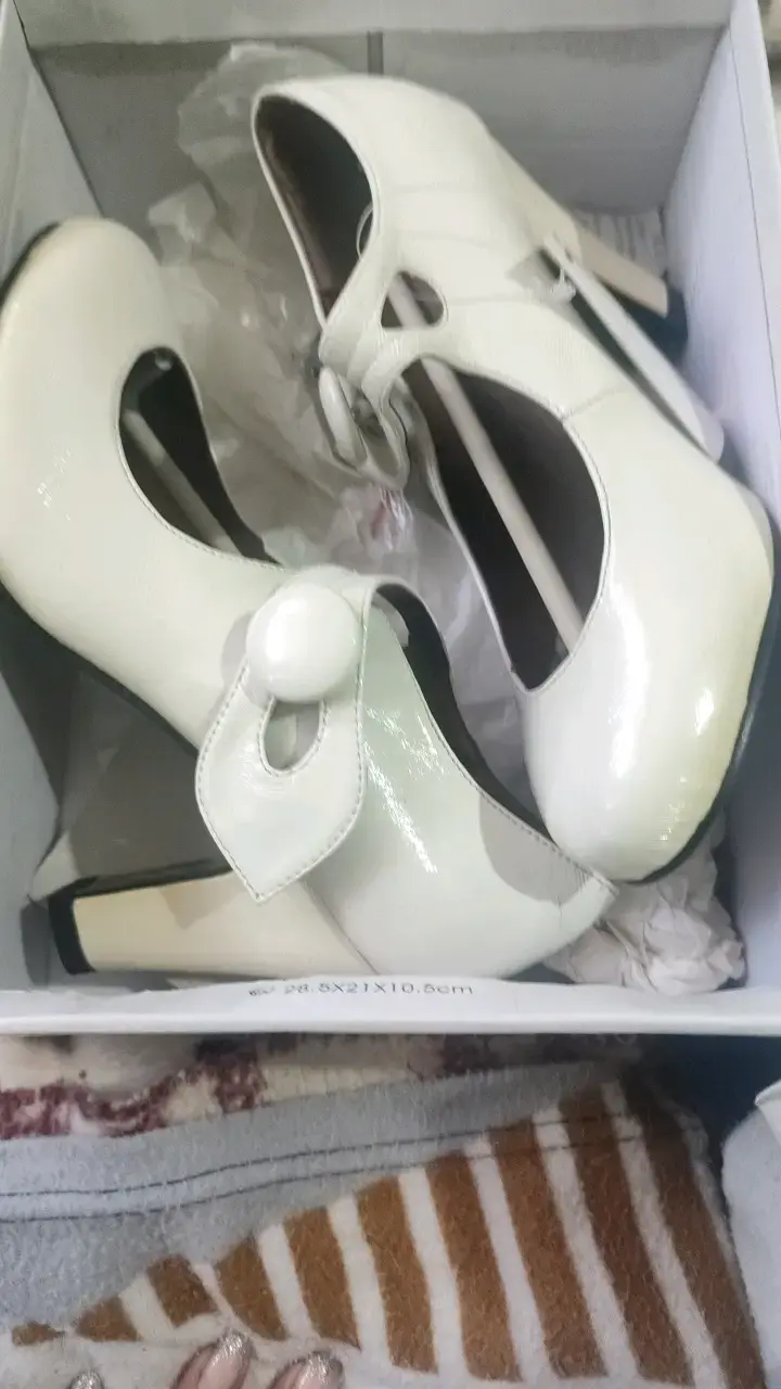 Zapatos de tacón blancos con detalle de botón - 1
