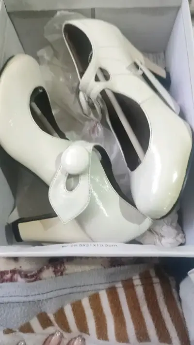 Zapatos de tacón blancos con detalle de botón - miniatura 1