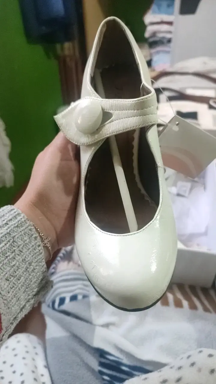 Zapatos de tacón blancos con detalle de botón - 2