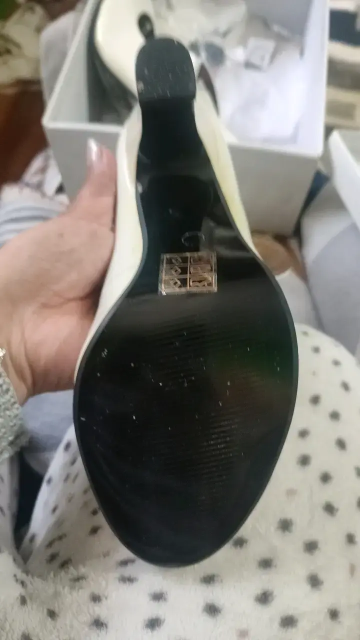 Zapatos de tacón blancos con detalle de botón - 3