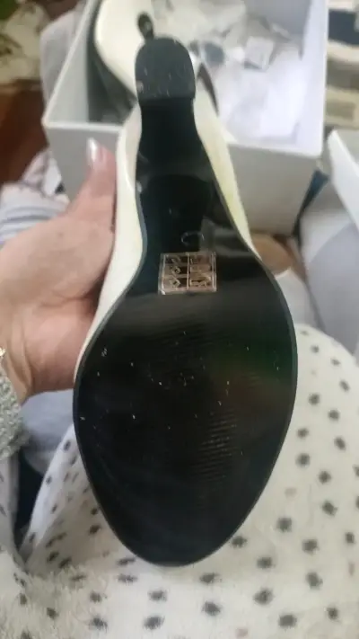 Zapatos de tacón blancos con detalle de botón - miniatura 3
