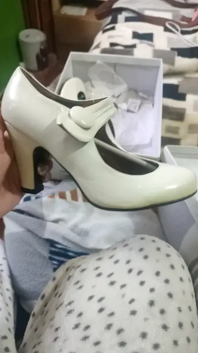 Zapatos de tacón blancos con detalle de botón - miniatura 4