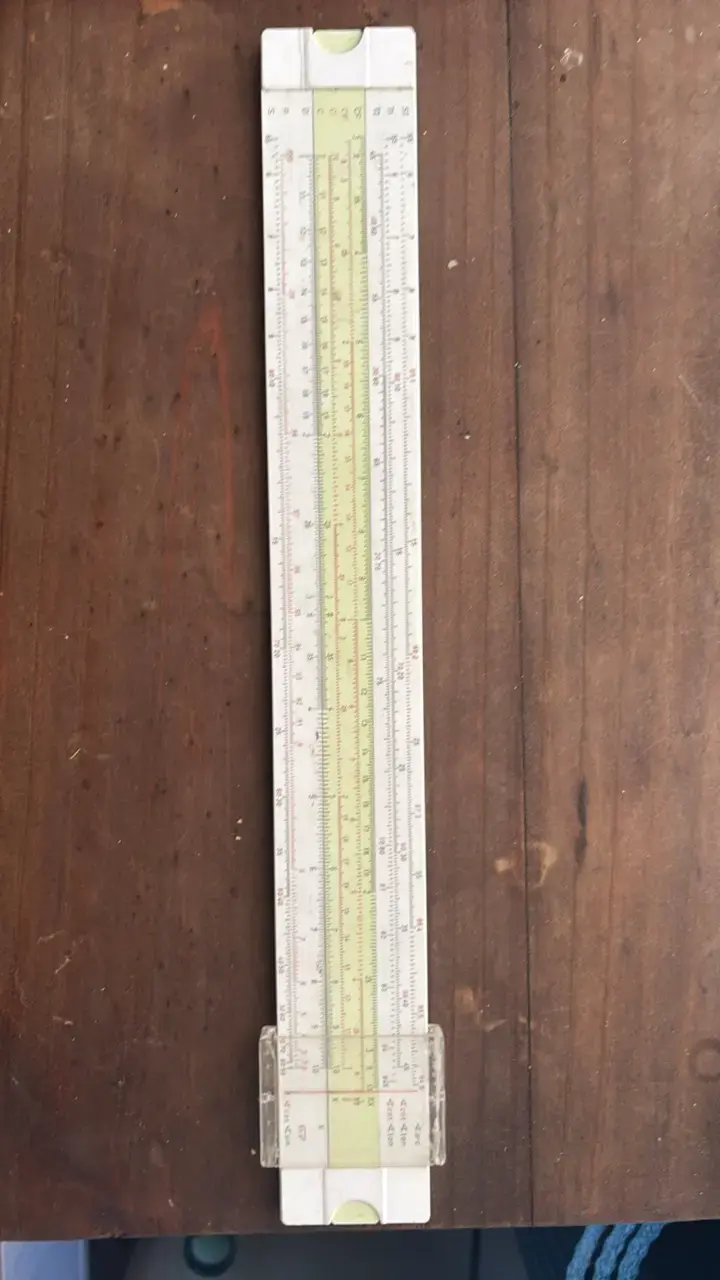 Regla de cálculo vintage con escala deslizante - 1