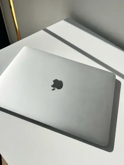 MacBook Air 13 pulgadas en buen estado - miniatura 1