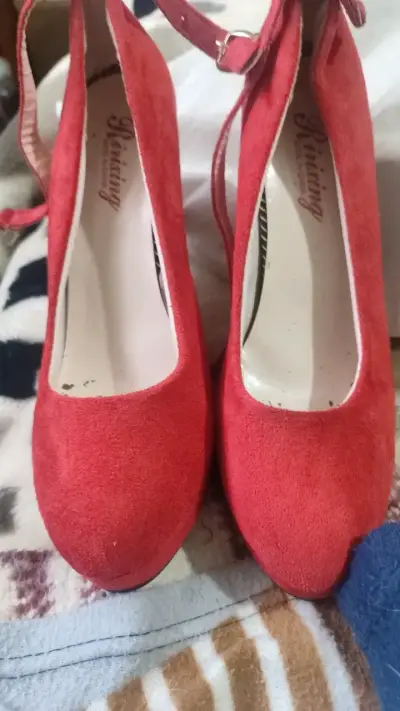 Zapatos de tacón rojo con correa - miniatura 1
