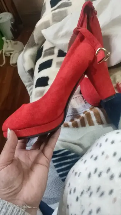 Zapatos de tacón rojo con correa - miniatura 2