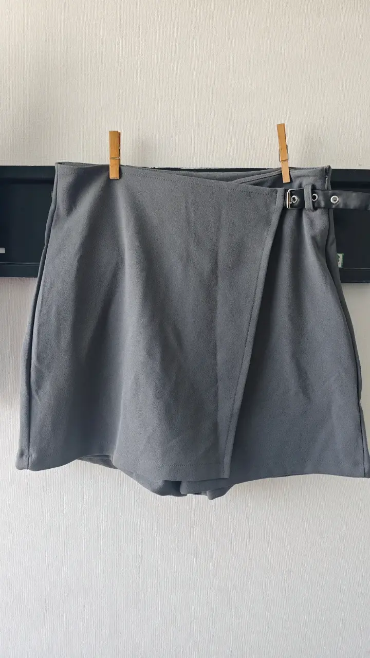 Falda-short gris con hebillas - talla S/M - 1