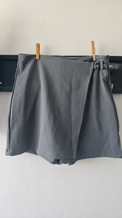 Falda-short gris con hebillas - talla S/M - miniatura 1