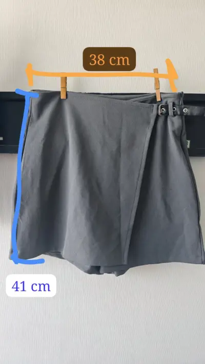 Falda-short gris con hebillas - talla S/M - miniatura 2