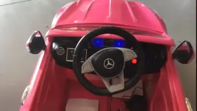 Auto eléctrico para niños Mercedes Benz rosa - miniatura 1