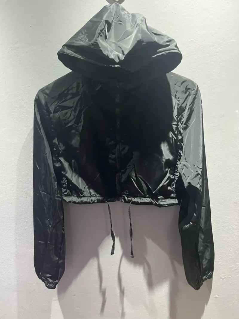 Chaqueta cortaviento negra con capucha