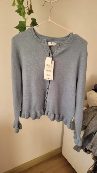 Chaleco  Zara con volantes CELESTE Y GRIS T/M - miniatura 1