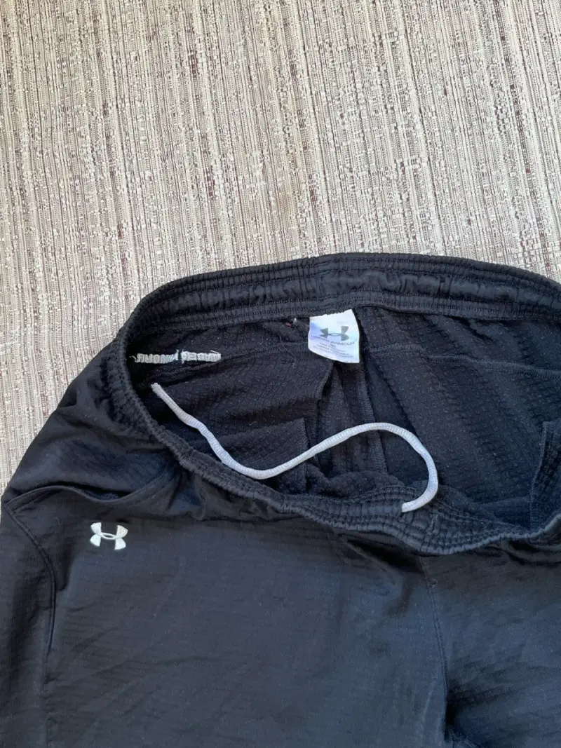 Pantalones deportivos Under Armour negros - 5