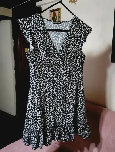 Vestido floral negro Shein con volantes - miniatura 1