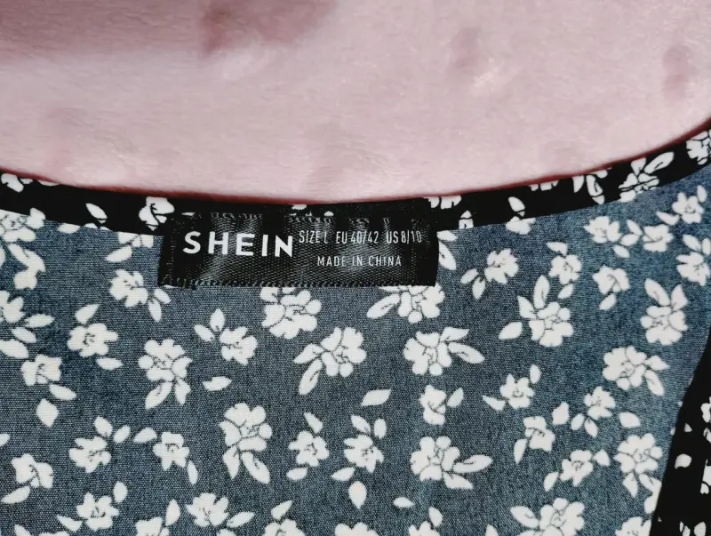 Vestido floral negro Shein con volantes - 2