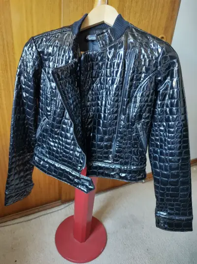 Chaqueta negra de cuero LEGITIMO CHAROL  DISEÑADOR - miniatura 4
