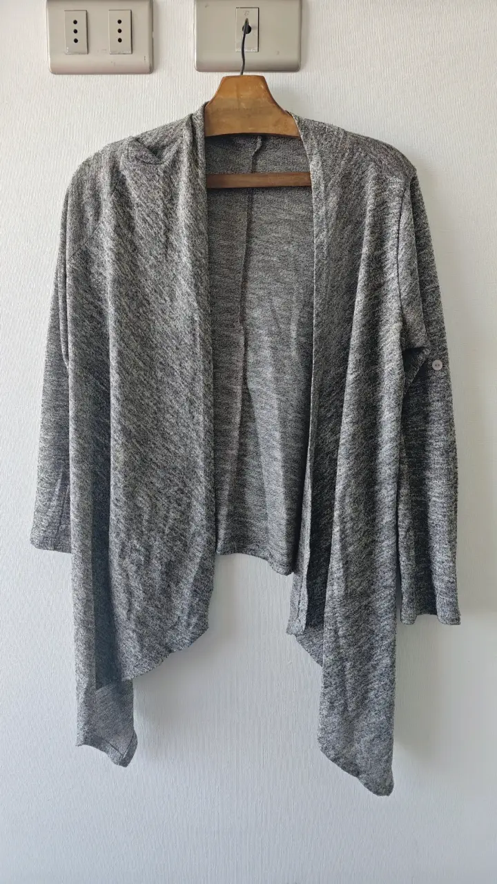 Cárdigan gris de punto suave asimétrico standard