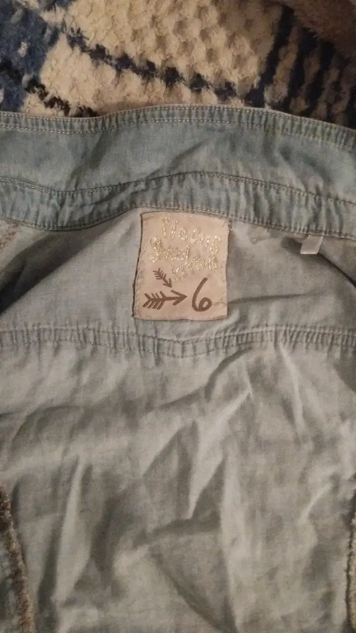 Camisa de mezclilla azul con bolsillos - 2