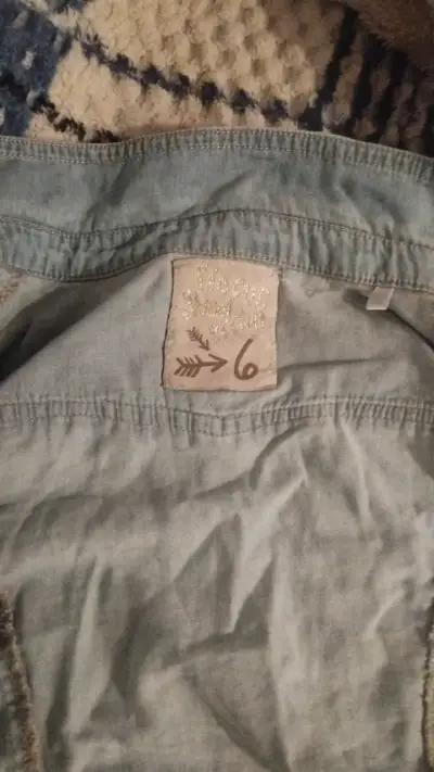 Camisa de mezclilla azul con bolsillos - miniatura 2