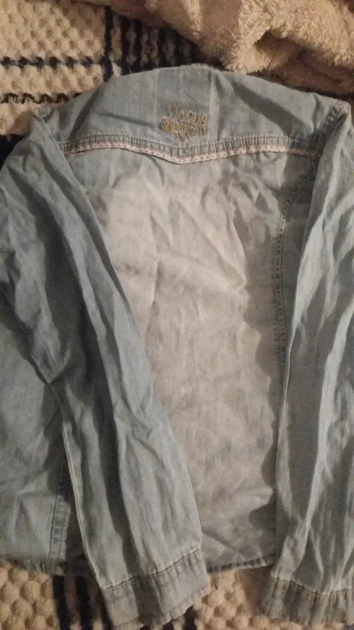 Camisa de mezclilla azul con bolsillos - 3