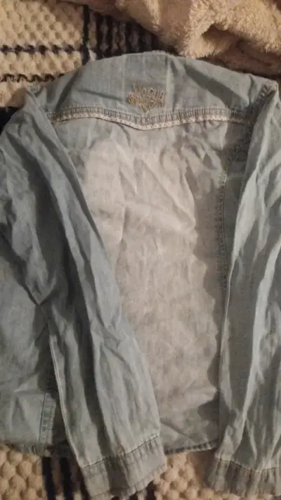 Camisa de mezclilla azul con bolsillos - miniatura 3