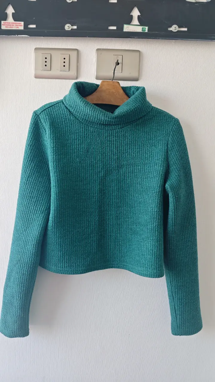 Suéter de cuello alto verde esmeralda