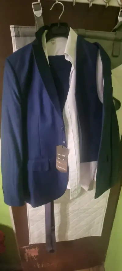 Traje azul para hombre con camisa blanca - miniatura 1