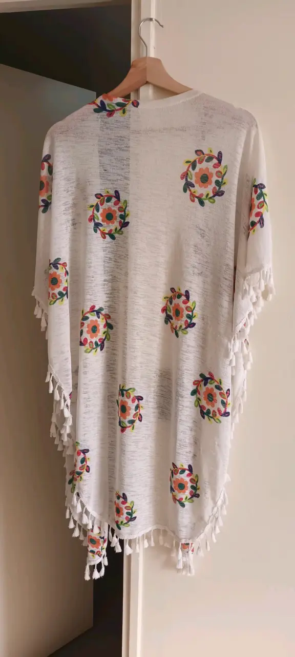 Poncho blanco con bordado floral colorido - 1