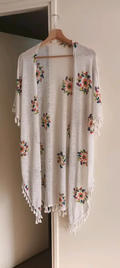 Poncho blanco con bordado floral colorido - miniatura 2