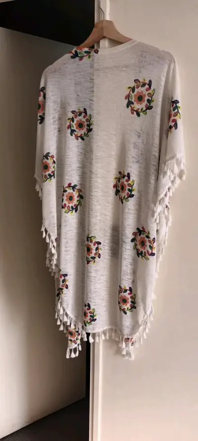 Poncho blanco con bordado floral colorido - miniatura 3