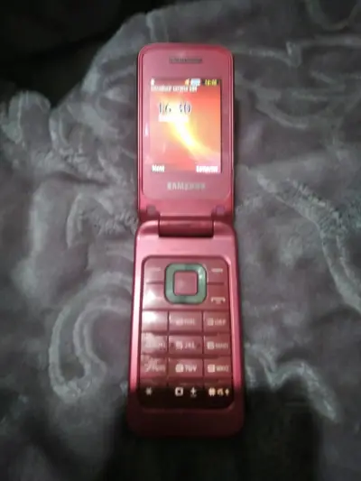 Celular Samsung plegable rojo en buen estado - miniatura 5