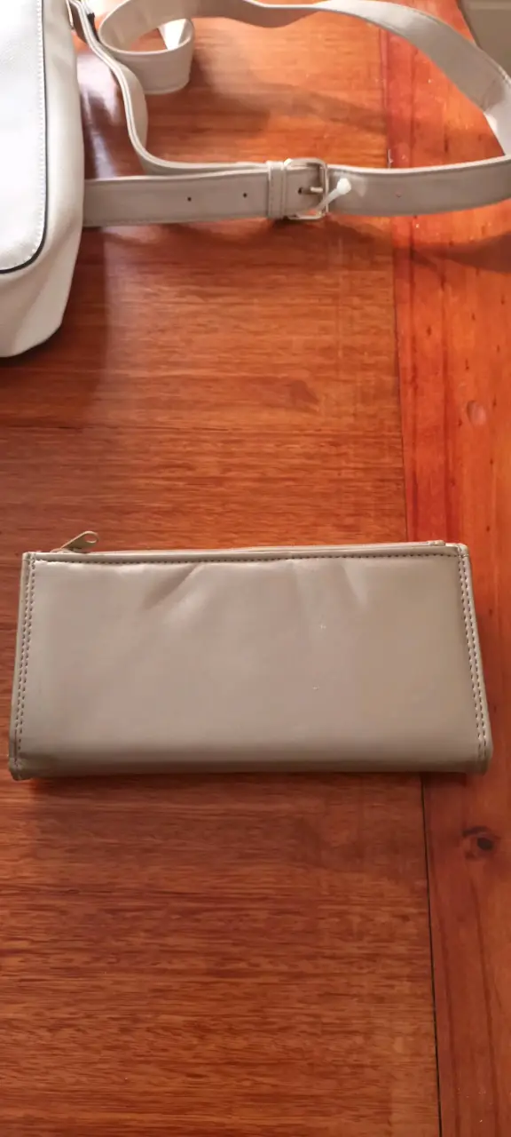 Cartera de cuero con diseño floral - 3