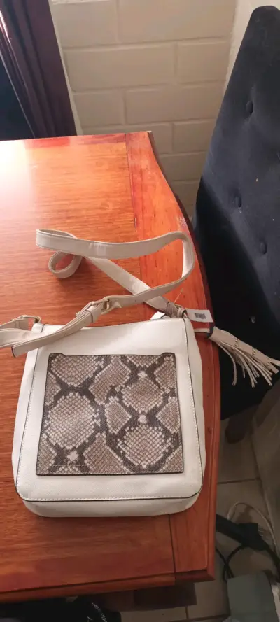 Cartera blanca con diseño de serpiente - miniatura 1