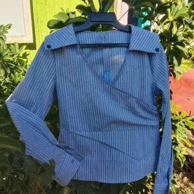 Blusa de rayas azul con diseño cruzado - miniatura 1