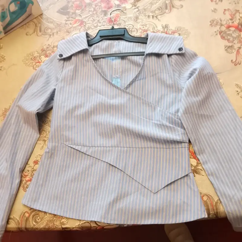 Blusa de rayas azul con diseño cruzado - 2