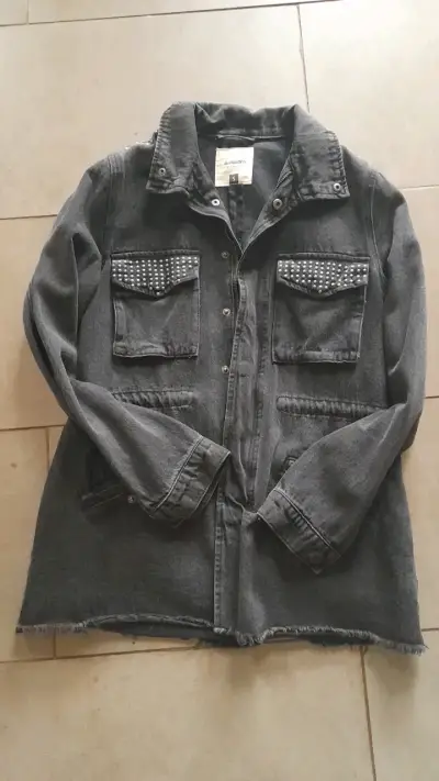 Chaqueta de mezclilla gris con tachas - miniatura 1