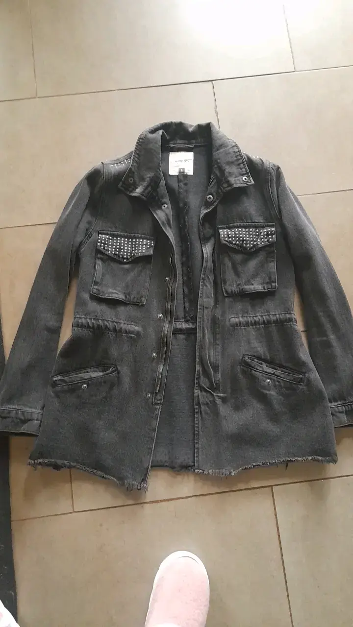 Chaqueta de mezclilla gris con tachas - 2