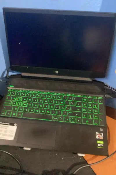 Laptop HP con teclado retroiluminado verde - miniatura 1