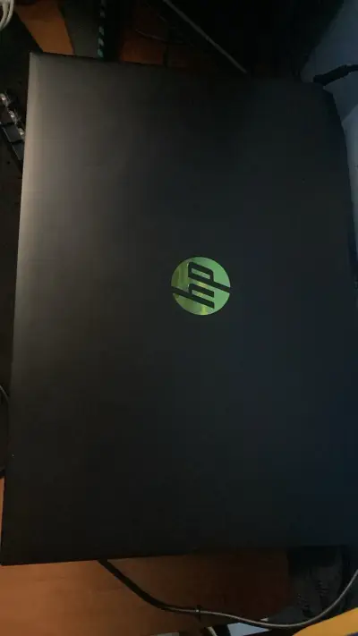 Laptop HP con teclado retroiluminado verde - miniatura 2