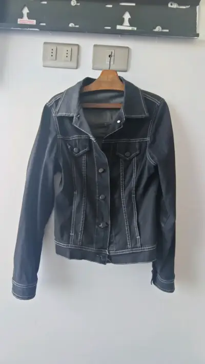 Chaqueta de mezclilla negra para mujer - miniatura 1