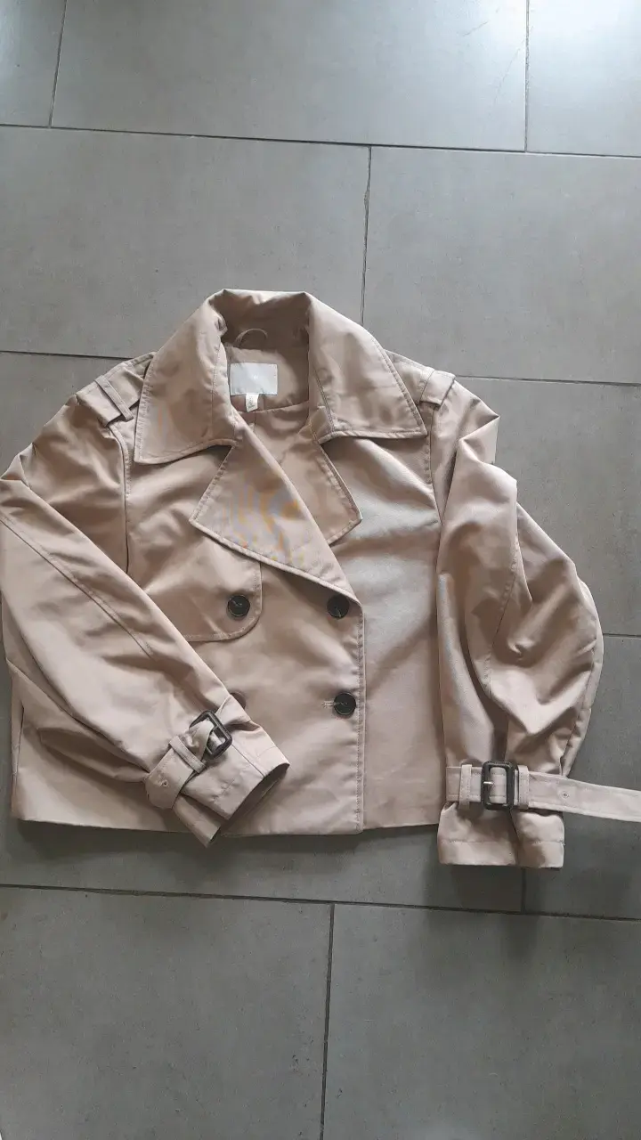 Abrigo trench beige clásico para mujer - 2