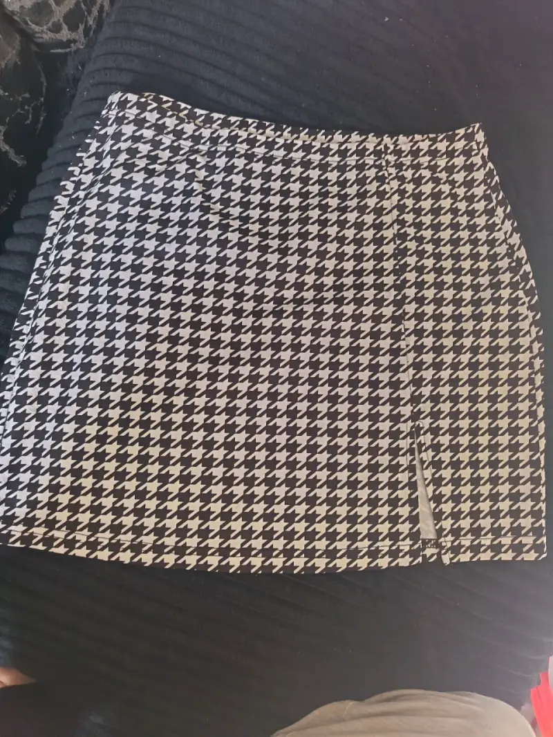 Falda corta de pata de gallo en blanco y negro
