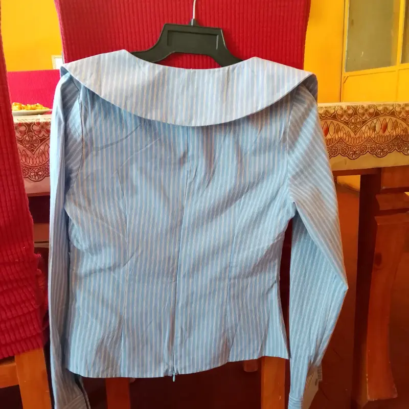 Blusa de rayas azul con diseño cruzado - 3