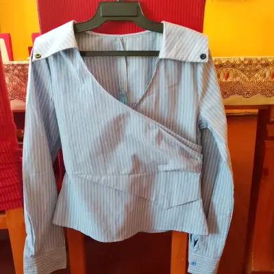 Blusa de rayas azul con diseño cruzado - miniatura 4