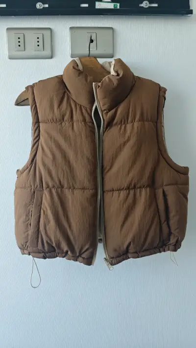 Chaqueta puffa sin mangas reversible café y beige - miniatura 1
