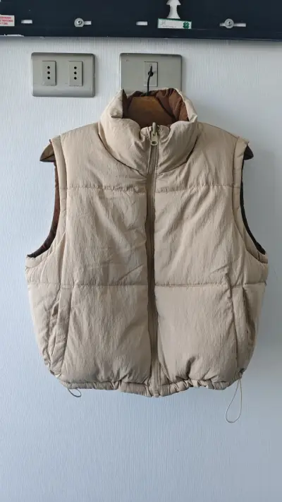 Chaqueta puffa sin mangas reversible café y beige - miniatura 2