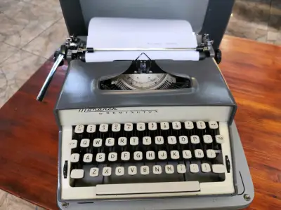 Máquina de escribir Remington Monarch vintage - miniatura 1