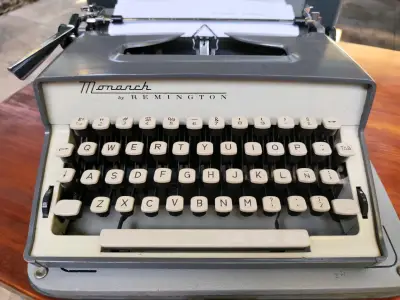 Máquina de escribir Remington Monarch vintage - miniatura 3