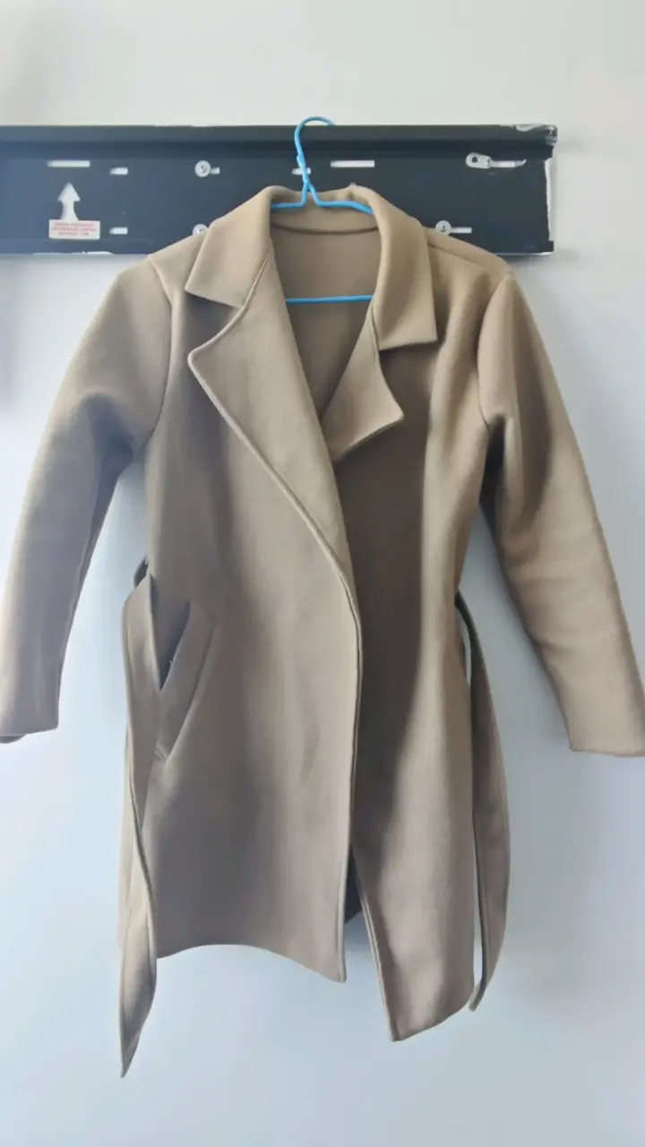 Abrigo beige elegante para mujer