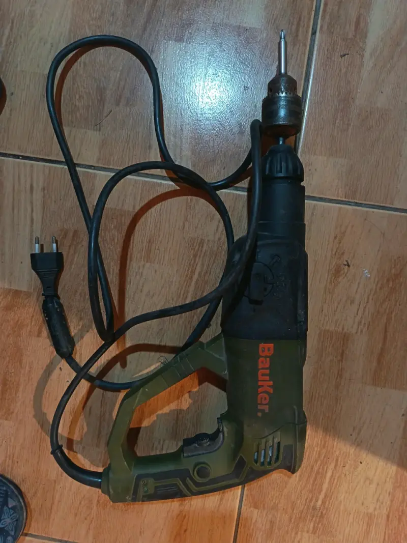 Taladro eléctrico Bauker con cable